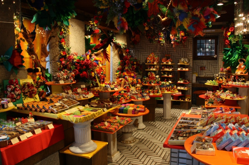 vitrine-ST SAUVEUR SUR TINEE-min_candy_store_chocolate_shop_chocolate_switzerland-393515