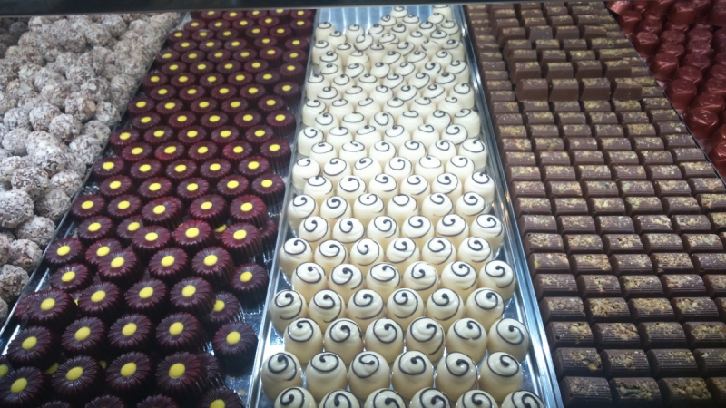 vitrine-ST SAUVEUR SUR TINEE-min_chocolates_milk_chocolate_white_chocolate_truffles_candy_food_treat_cacao-1213769